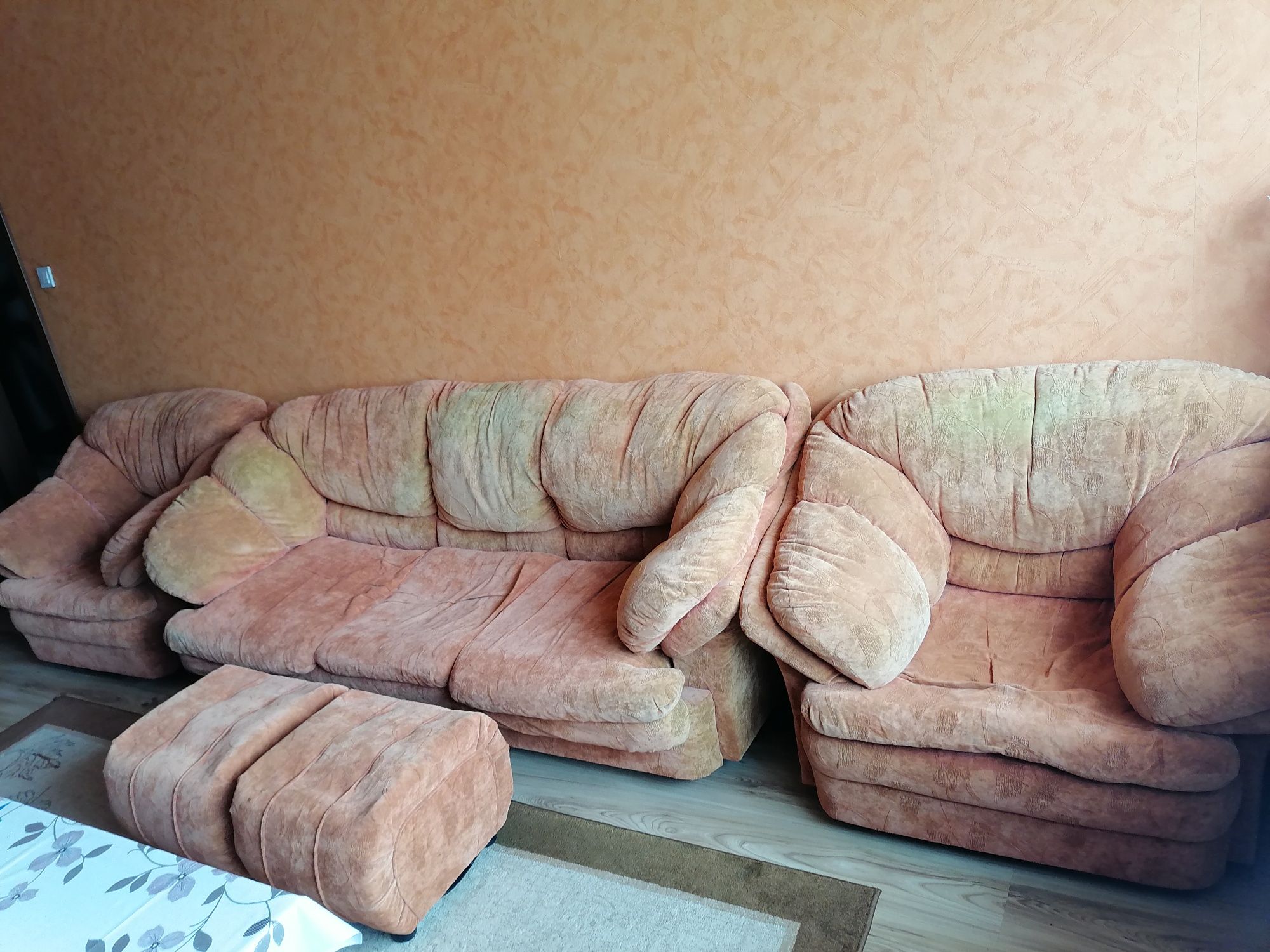 Диван с фотьойли и табуретки