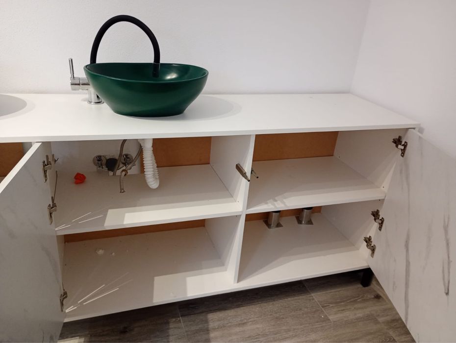 Lavoare cu mobilier inclus