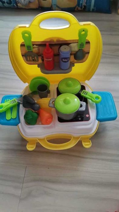 различни ранички с играчки