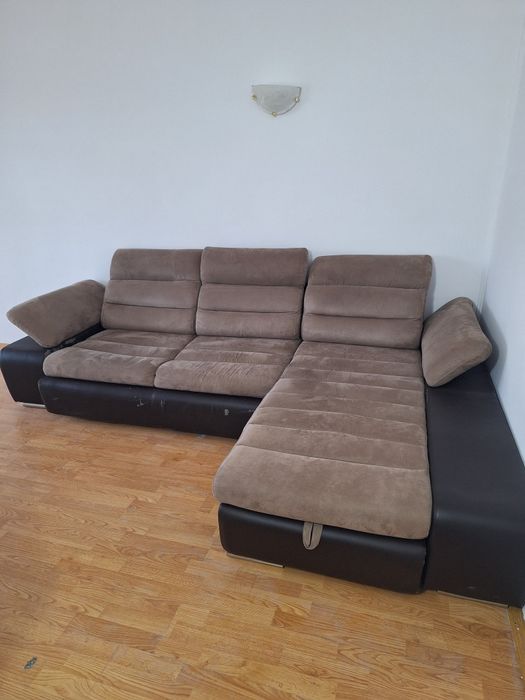 Vând canapea pentru living sau sufragerie.