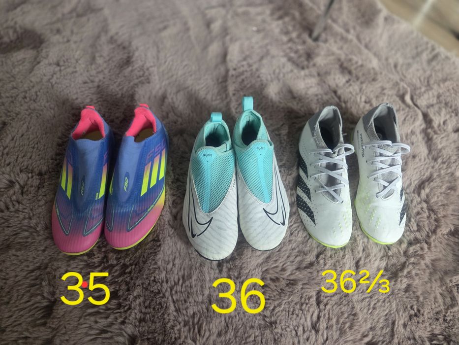 Ghete de fotbal cu crampoane, 80 RON/ perechea.