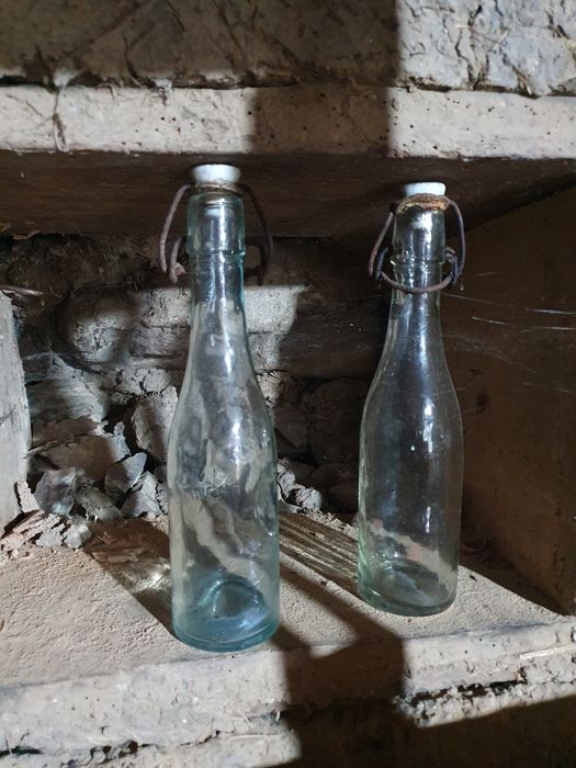 Две стари шишета