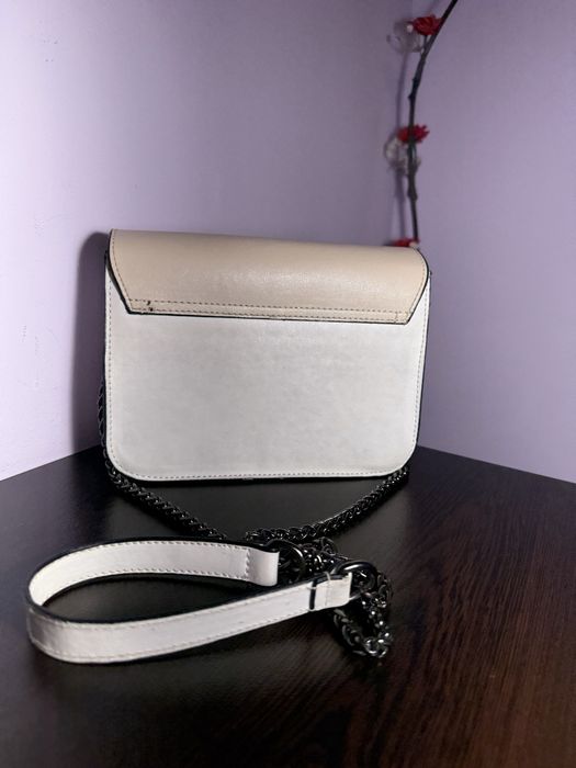 Бяла чанта.