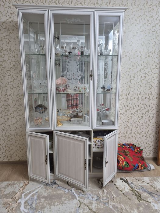 Продам белый шкаф сервант