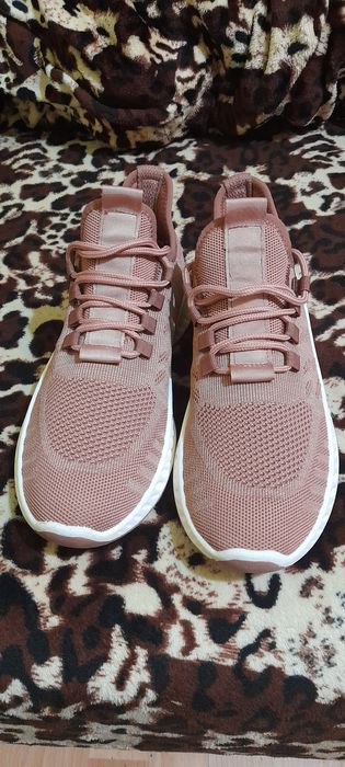 Vând urgent adidași victori marimea 41 noi.
