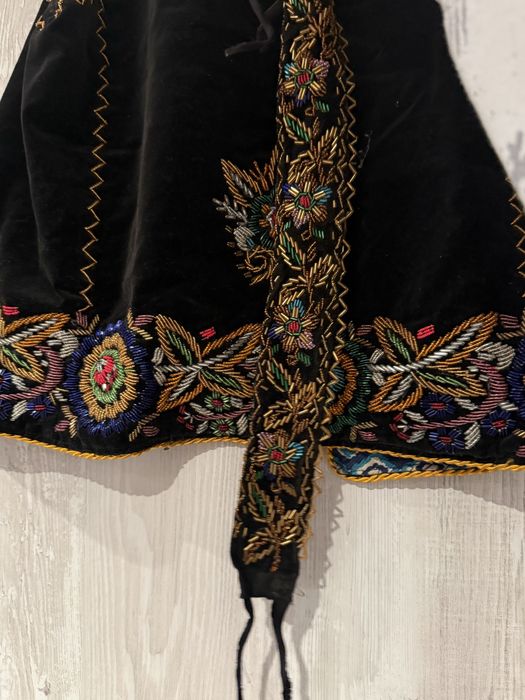 Vesta traditionala veche 100 ani