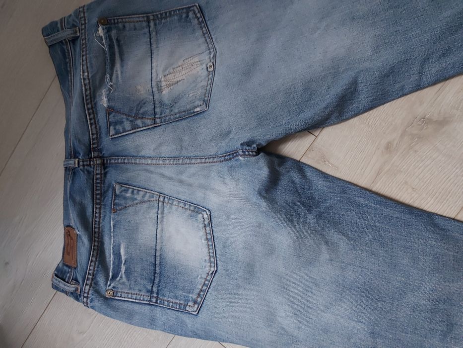 Мъжки дънки на кръпки