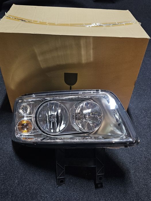 Far dreapta nou original Volkswagen Transporter T5

Cod Oe: 7H1 941 01