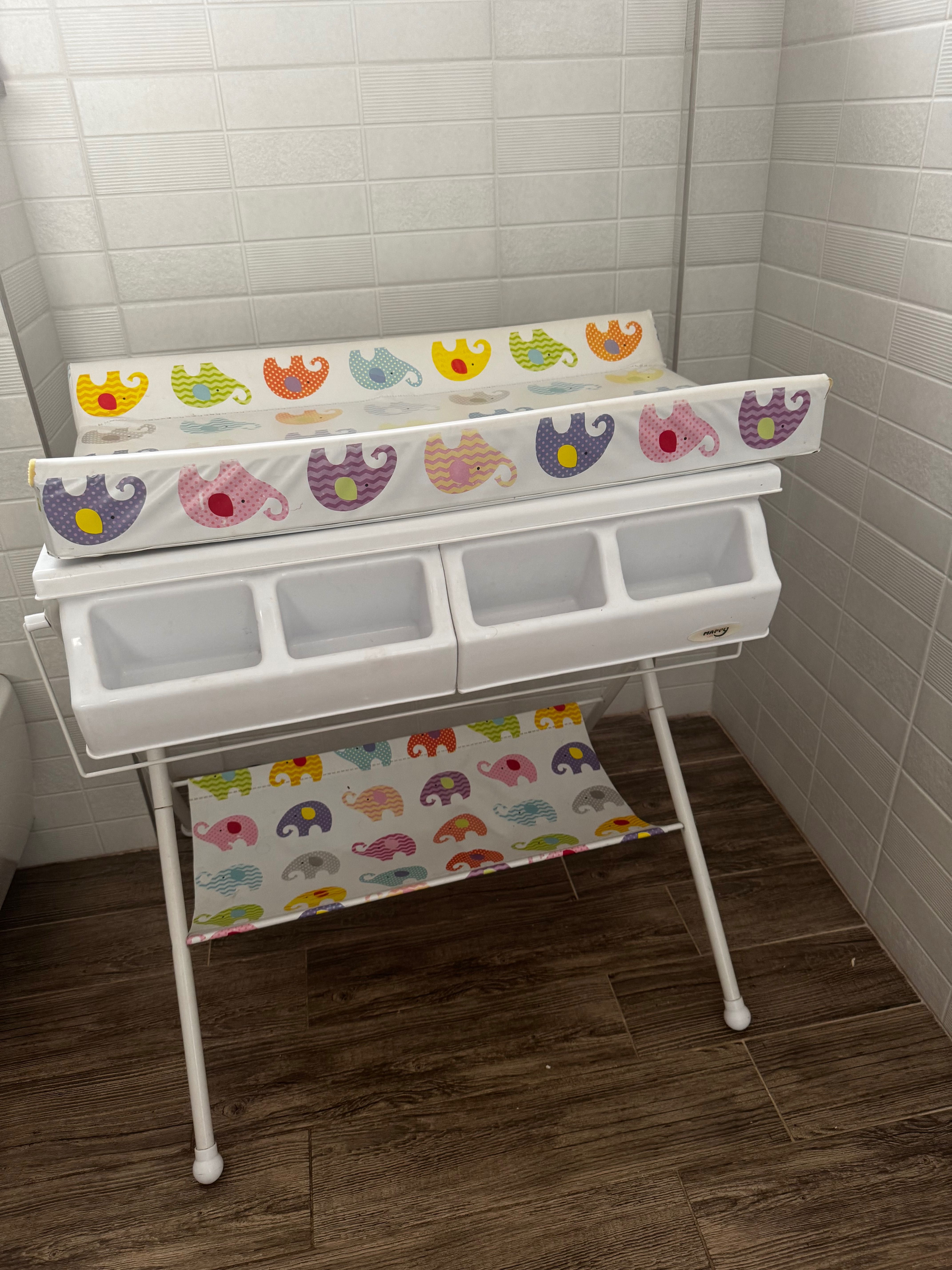 Pătuț și masă de schimbat bebe