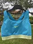 Дамски спортен топ Nike