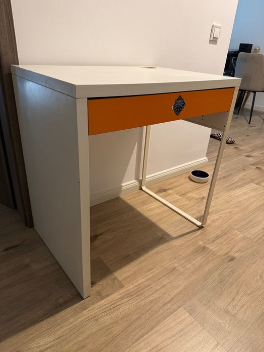 Vand birou Ikea Micke folosit