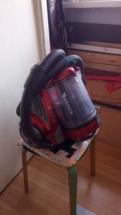 Пылисос красного цвета.