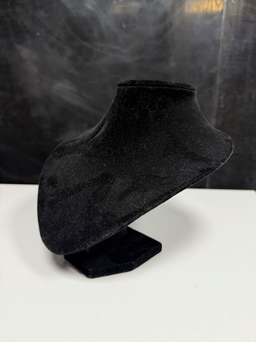 Бюстове и стойки за бижута