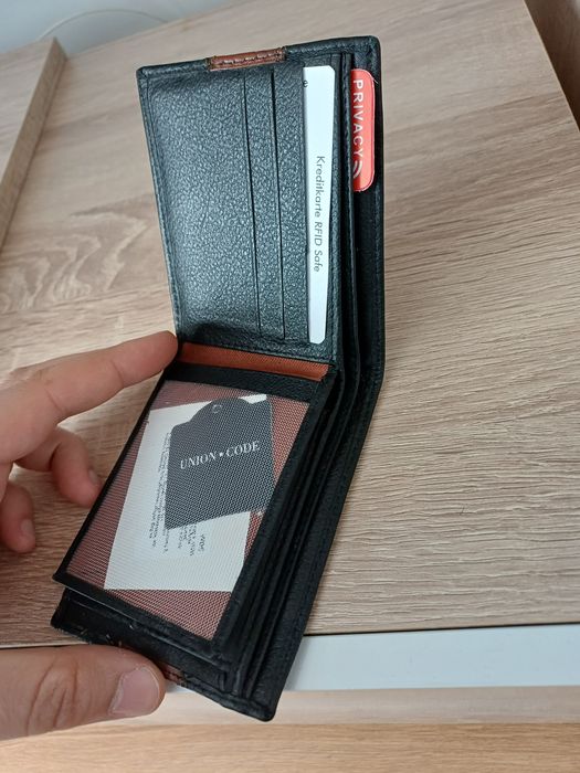 Портфейл чисто нов