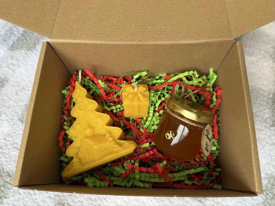 Подаръчни коледни кутии - с восъчни свещи и натурални пчелни продукти