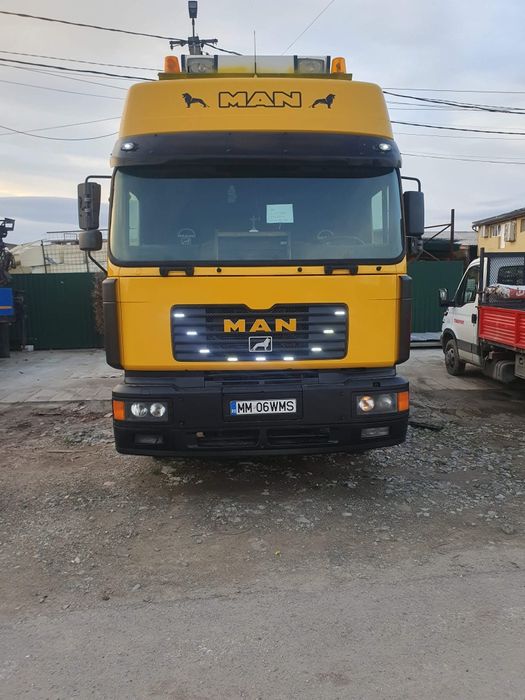 Camion MAN cu macara