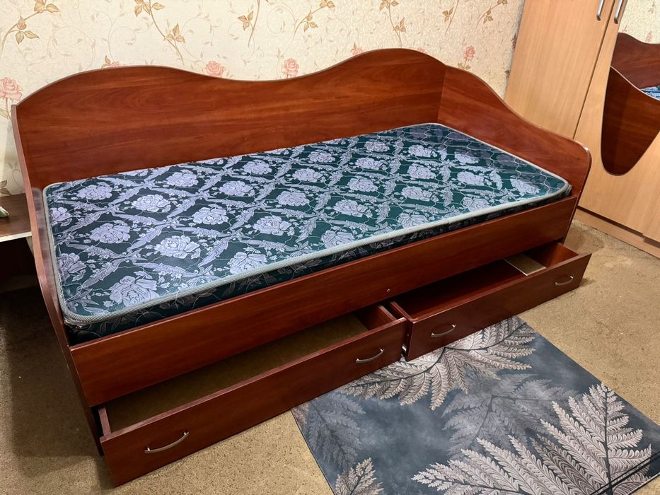 Кровать +- метр на два