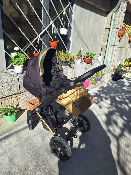 Бебешка  количка черно и златно