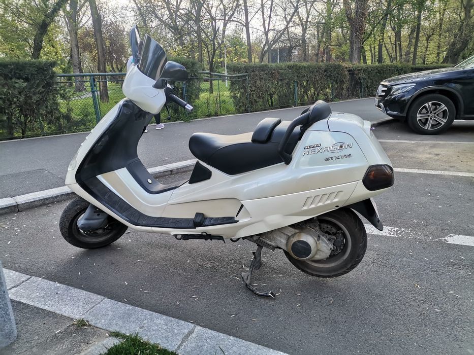 Maxiscuter Piqggio 125cc 4 timpi fără permis