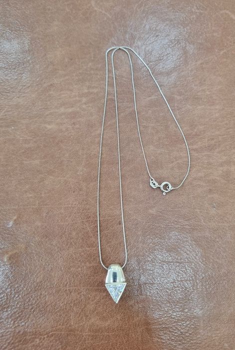 Продавам чисто нови сребърни колиета