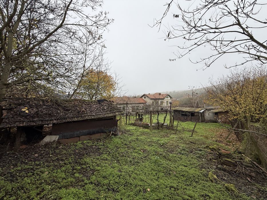 Къща с гараж равен и голям Двор!