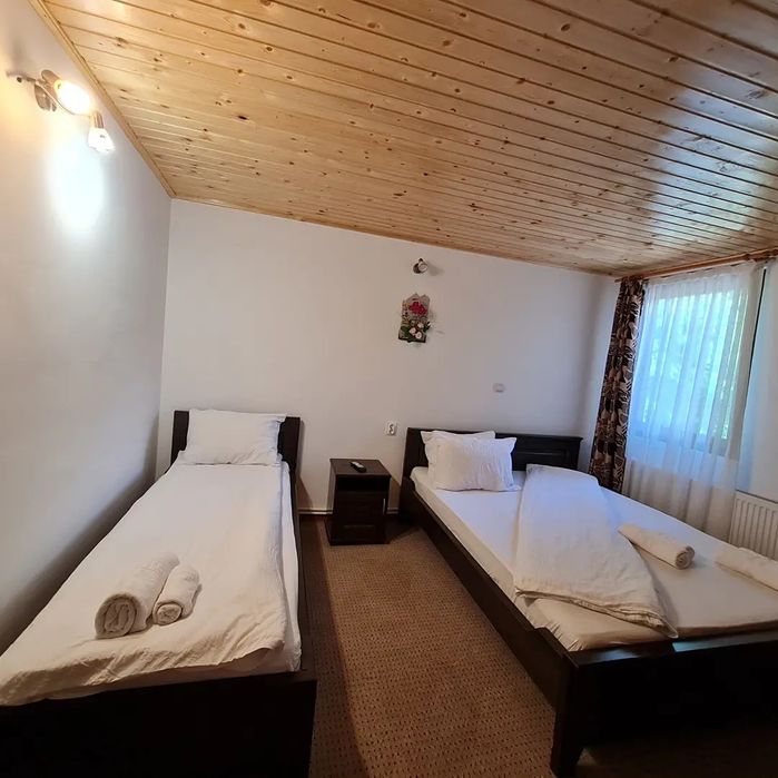 Cazare/Cabana/Pensiune cu piscina încălzită