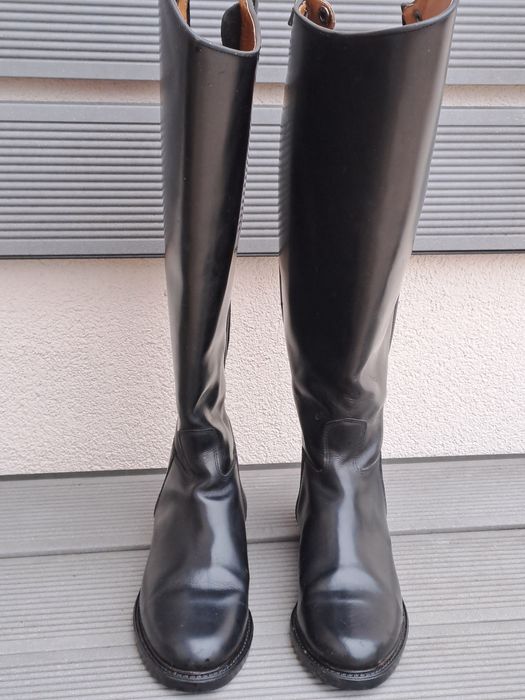 Cizme pentru călărie din piele.
