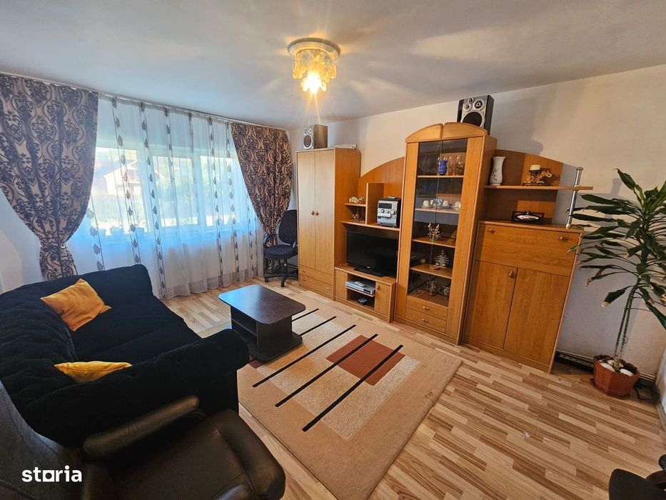 Apartament cu 4 camere de închiriat în Curtea de Argeș.