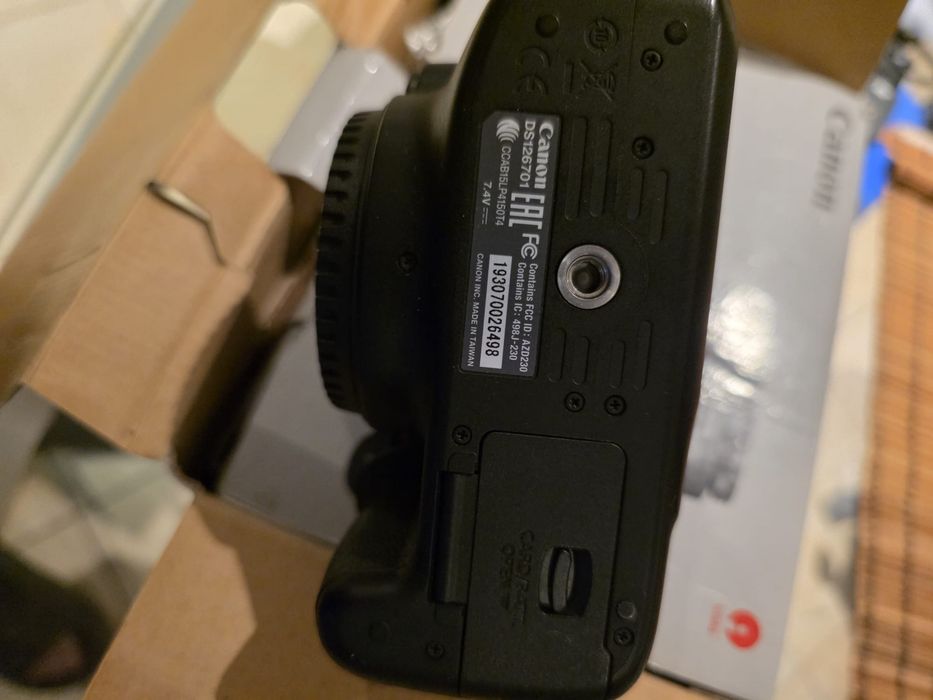 Aparat foto Canon EOS 4000D + obiectiv Canon 18-55