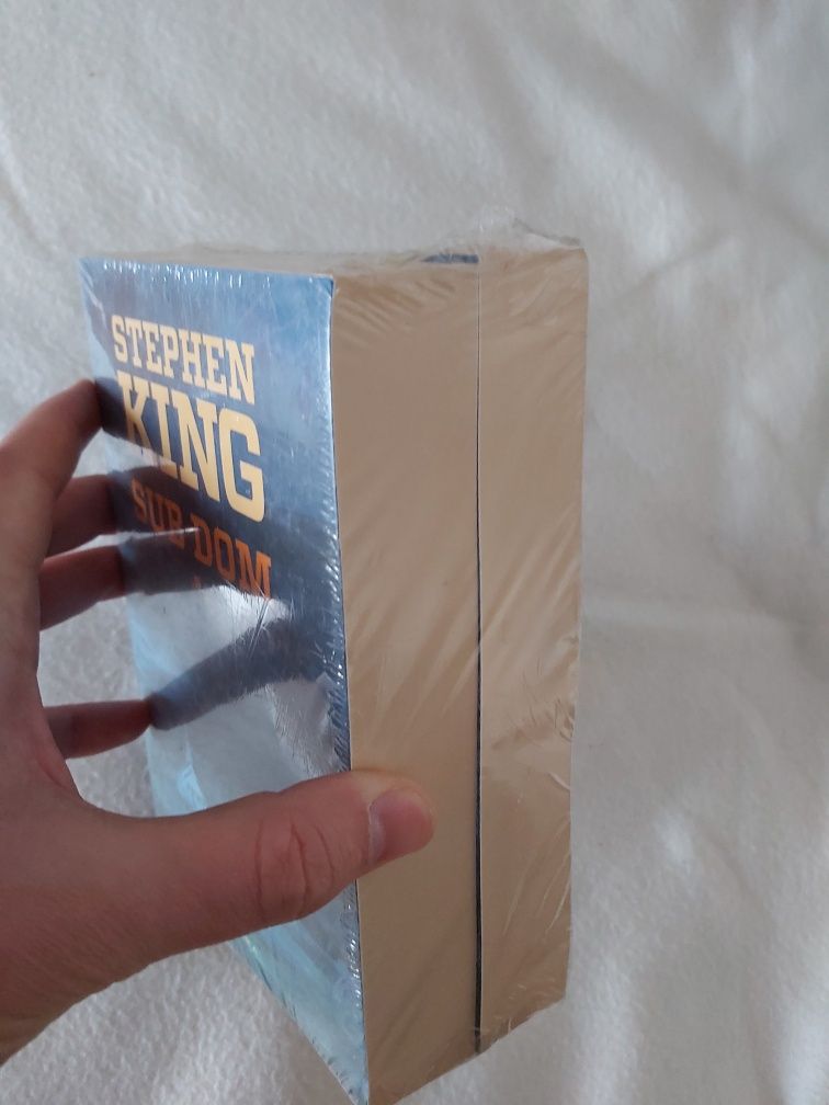 Vand Sub dom de Stephen King carte noua, in tipla