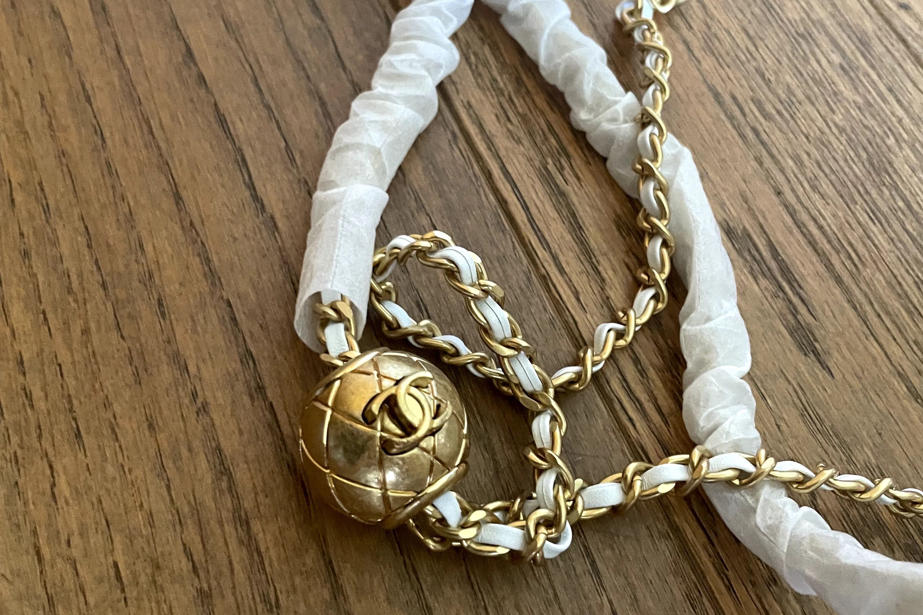 Chanel small vanity with chain бяла чанта от телешка кожа чисто нова