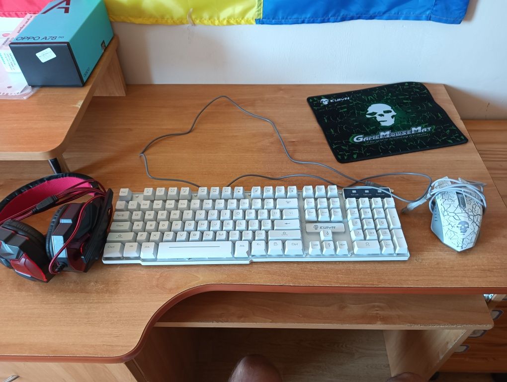 Vand tastatură cu lumini +mouse cadou o pereche de căști