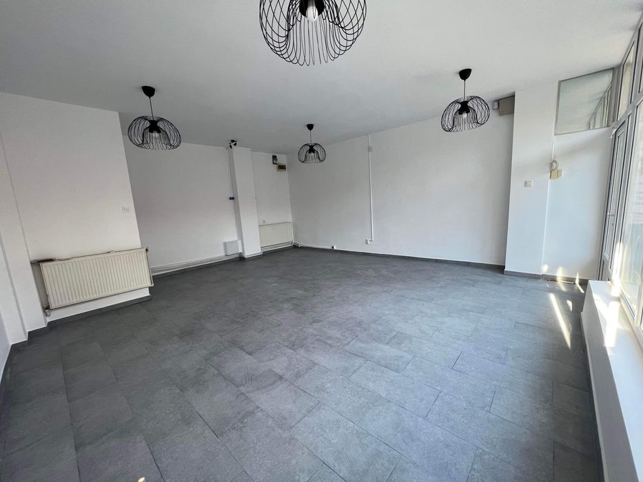 Închiriez spatiu comercial  zona Piata Noua