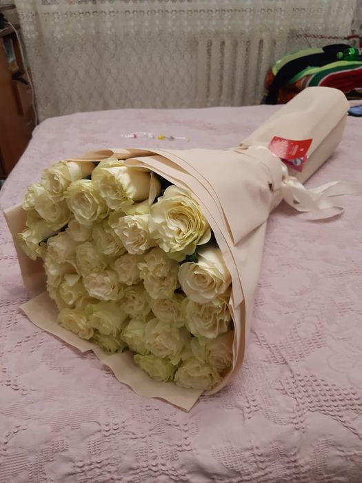 Белые живые розы 90-100см