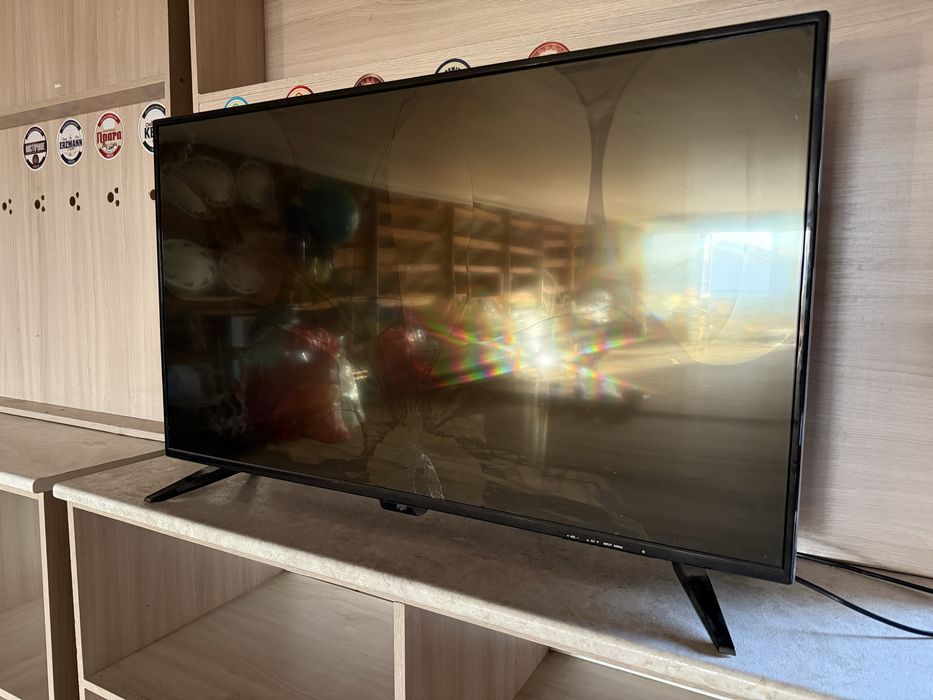 Продам жк телевизор треснутый