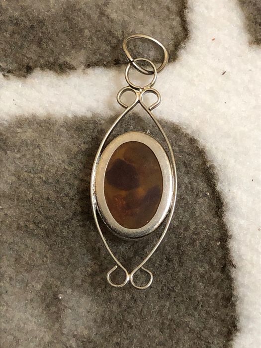 Broșă cu chilimbar tip pandativ