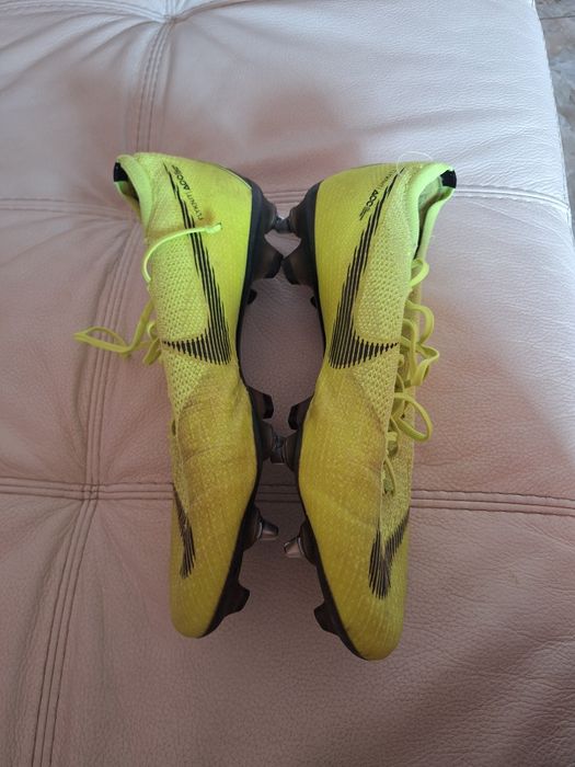 Бутонки футболни обувки Nike mercurial