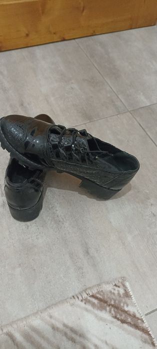 Дамски лачени обувки