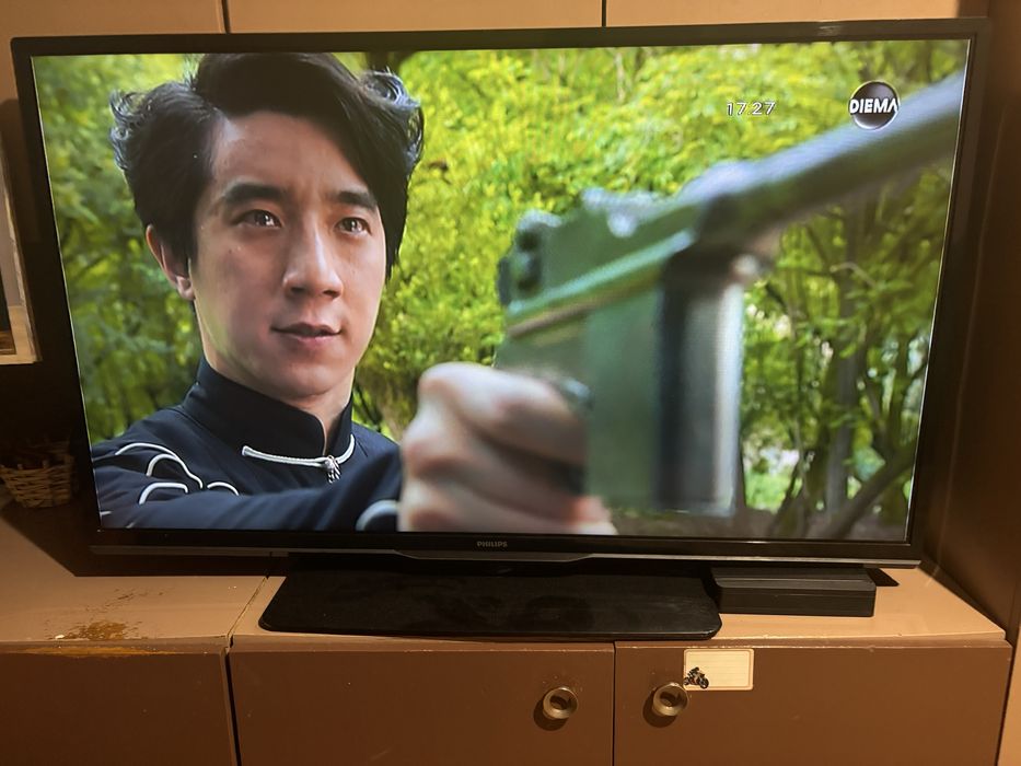 Продавам телевизор philips 43инча