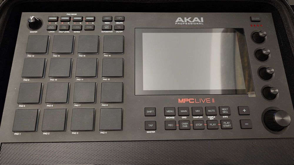 Akai MPC Live II, Akai MPK Mini Plus + Magma CTRL Case + Decksaver