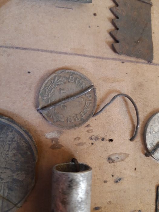 Tabla lemn cu metale feroase si neferoase, vintage.