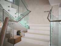 Стъклени парапети по стълбища