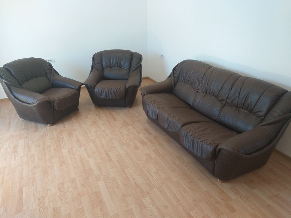 Canapea 3 locuri 3 piese piele maro extensibila si 2 fotolii