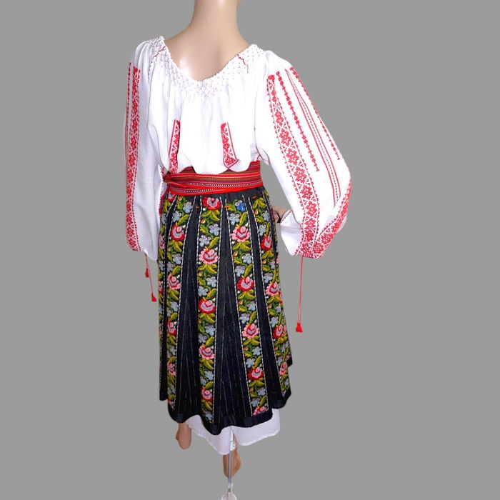 Costum popular cu ie tesuta si valnic de lana M-L