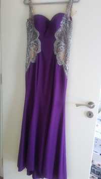 Много красива рокля в тъмно лилав цвят с бродерия от камъни