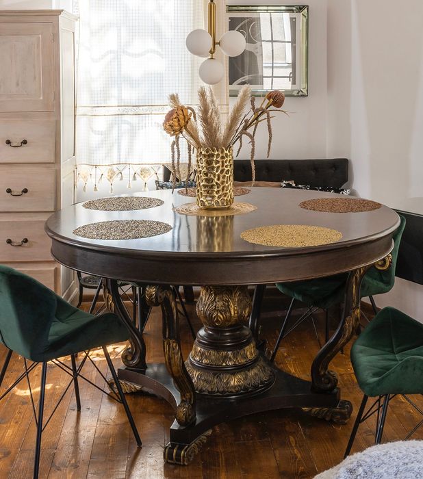 Масивна барокова маса с дърворезба