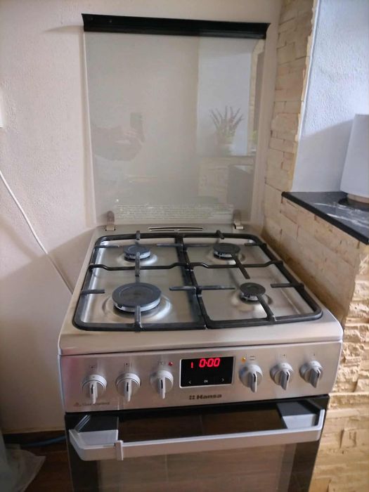 De vânzare aragaz în partea de sus iar cuptorul  este electric.