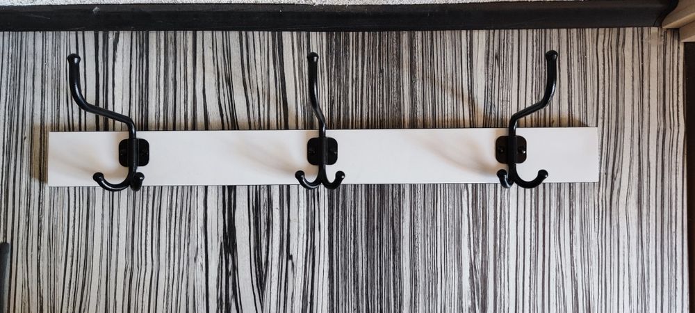 Метална закачалка за стена