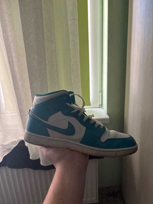 Jordan 1 Mid Aquatone/Celestrial Gold-White
