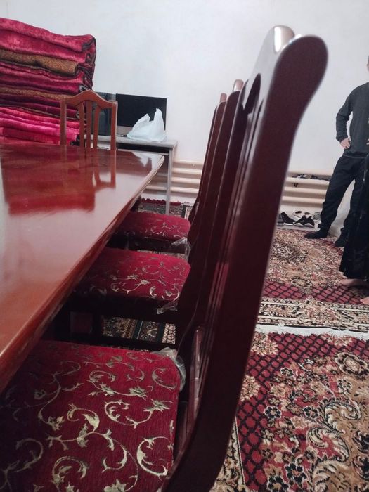 Стол и стул.   ‘